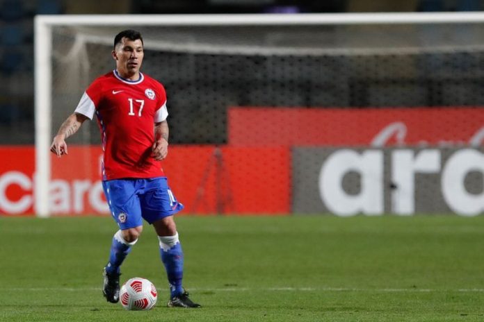 Gary Medel podría jugar de mediocentro