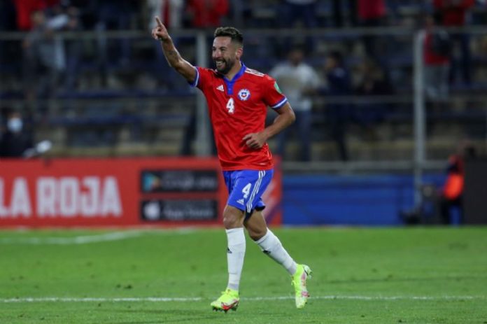 ¿La U o la UC? El gran dilema de Mauricio Isla