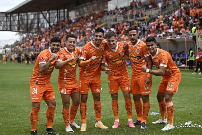 Cobreloa celebra su ascenso derrotando 2-1 a la U